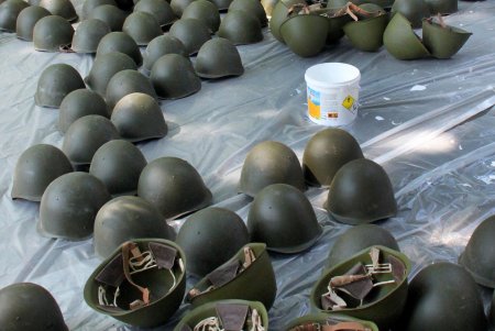 В Летнем театре Одессы прошли мастер-классы по росписи военных касок (фоторепортаж)