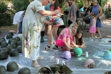 В Летнем театре Одессы прошли мастер-классы по росписи военных касок (фоторепортаж)