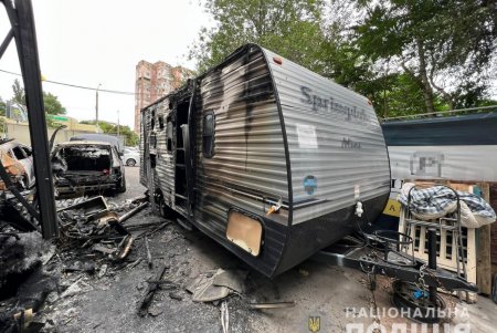 Пожилой одессит по неизвестным причинам поджог автотрейлер волонтерской организации, в результате чего сгорели сразу четыре автомобиля (фото)