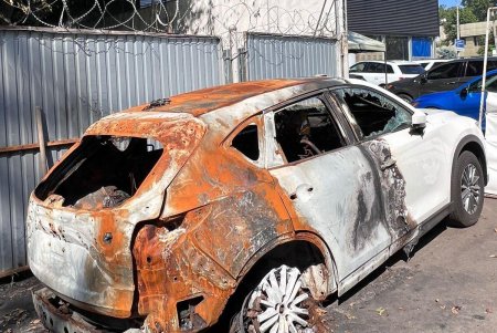Пожилой одессит по неизвестным причинам поджог автотрейлер волонтерской организации, в результате чего сгорели сразу четыре автомобиля (фото)