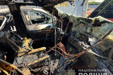 Пожилой одессит по неизвестным причинам поджог автотрейлер волонтерской организации, в результате чего сгорели сразу четыре автомобиля (фото)