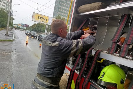 В Малиновском районе при пожаре частного дома погиб человек (фото, видео)