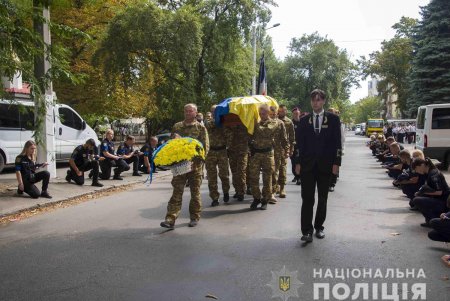 В последний путь в Одессе провели полицейского из спецподразделения «Шторм»: он погиб на войне с оккупантами (фото)