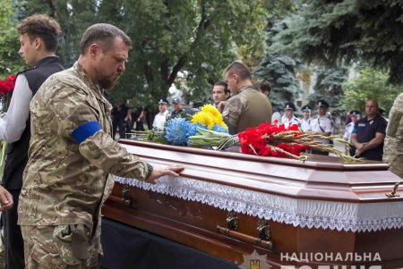 В последний путь в Одессе провели полицейского из спецподразделения «Шторм»: он погиб на войне с оккупантами (фото)