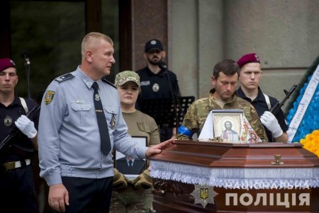 В последний путь в Одессе провели полицейского из спецподразделения «Шторм»: он погиб на войне с оккупантами (фото)