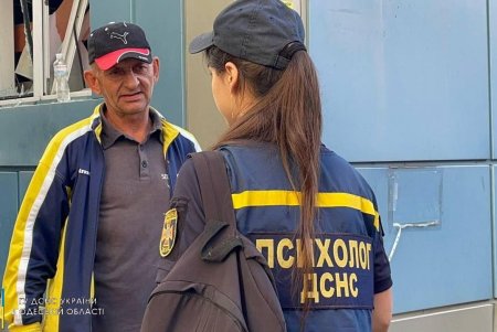 Одесские спасатели показали ликвидацию пожара, возникшего от ракетных обстрелов (фото, видео)