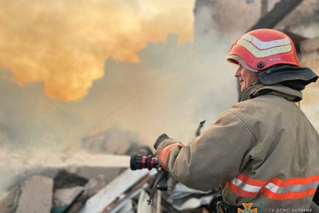 Одесские спасатели показали ликвидацию пожара, возникшего от ракетных обстрелов (фото, видео)