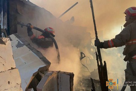 Одесские спасатели показали ликвидацию пожара, возникшего от ракетных обстрелов (фото, видео)