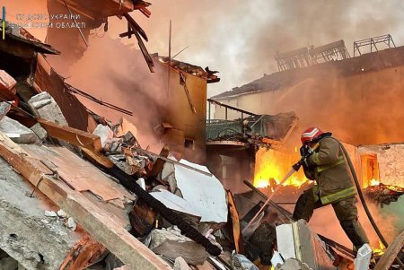 Одесские спасатели показали ликвидацию пожара, возникшего от ракетных обстрелов (фото, видео)