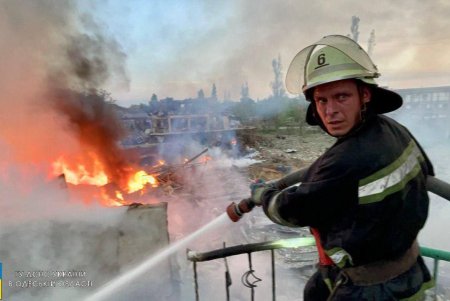 Одесские спасатели показали ликвидацию пожара, возникшего от ракетных обстрелов (фото, видео)