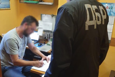 7000 долларов США за справку: в Одессе врачи и должностные лица помогали мужчинам призывного возраста выехать за границу (фото)