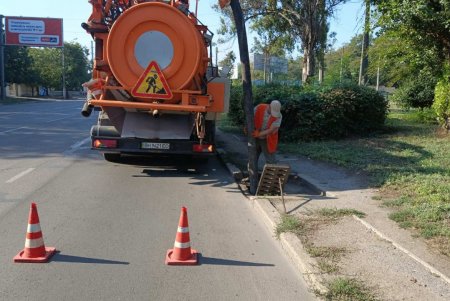 Коммунальщики ремонтируют дождеприемники на трех улицах: адреса (фото)