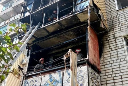 В Черноморске загорелась квартира, после чего огонь перебросился на балкон соседей (фото)