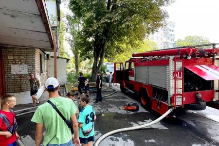 В Черноморске загорелась квартира, после чего огонь перебросился на балкон соседей (фото)