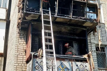 В Черноморске загорелась квартира, после чего огонь перебросился на балкон соседей (фото)