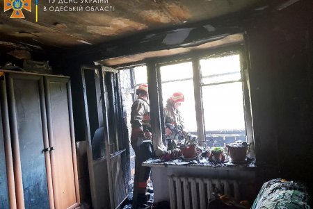 В Черноморске загорелась квартира, после чего огонь перебросился на балкон соседей (фото)