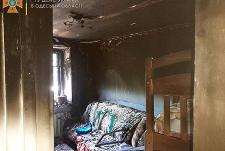 В Черноморске загорелась квартира, после чего огонь перебросился на балкон соседей (фото)
