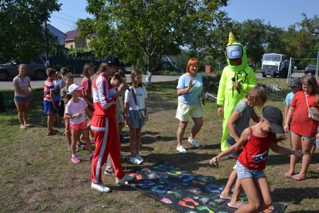На Ленпоселке коммунальщики привели в порядок сквер и устроили там праздник для детей (фото)