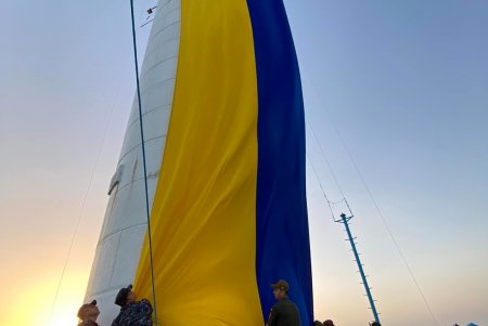 На Воронцовском маяке в честь праздника развернули 18-метровое знамя Украины (фото)
