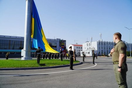 На Воронцовском маяке в честь праздника развернули 18-метровое знамя Украины (фото)