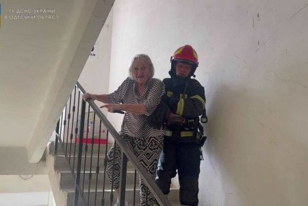 Во время тушения пожара на Солнечной спасатели эвакуированы жители многоэтажки (фото, видео)