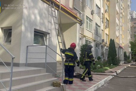 Во время тушения пожара на Солнечной спасатели эвакуированы жители многоэтажки (фото, видео)