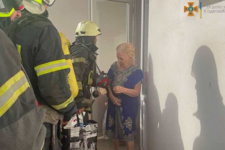 Во время тушения пожара на Солнечной спасатели эвакуированы жители многоэтажки (фото, видео)