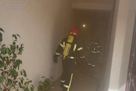 Во время тушения пожара на Солнечной спасатели эвакуированы жители многоэтажки (фото, видео)