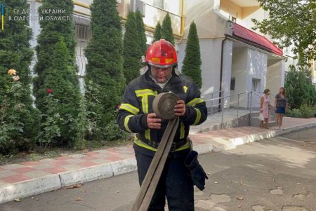 Во время тушения пожара на Солнечной спасатели эвакуированы жители многоэтажки (фото, видео)