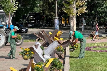 Возле ОГА одесские коммунальщики ко Дню Независимости украсили противотанковые ежи цветами, высаженными в шлемы (фото)