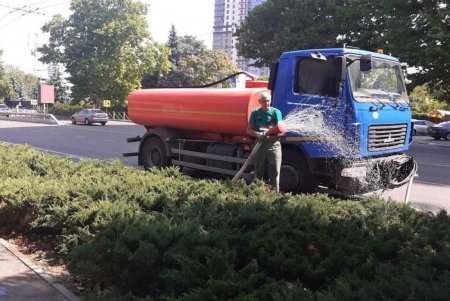 Возле ОГА одесские коммунальщики ко Дню Независимости украсили противотанковые ежи цветами, высаженными в шлемы (фото)