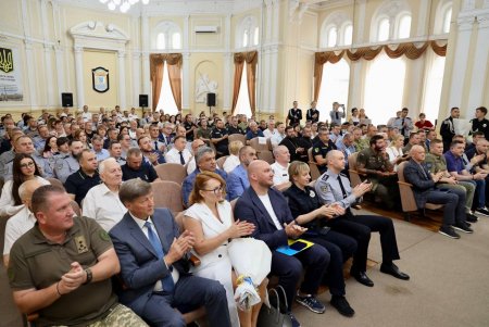 Геннадий Труханов наградил преподавателей университета МВД почетными грамотами и наградами городского головы (фото)