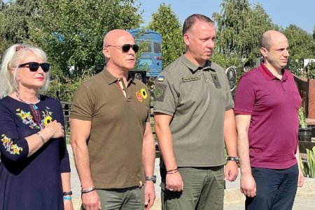 Геннадий Труханов: Сегодня мы чтим память тех, кто отдал жизнь за свободу Украины, и гордимся Вооруженными Силами, которые насмерть стоят за независимость страны (фото, видео)