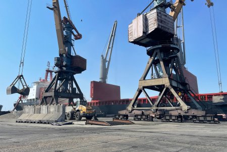 Морской торговый порт «Южный» возобновил обработку грузов (фото)