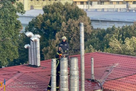 Более 40 пожарных гасили огонь в ресторане, расположенном в центре Одессы (фото, видео)