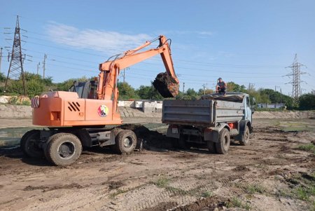 Сегодня сотрудники КП «Городские дороги» прочищают водостоки на четырех улицах города (фото)