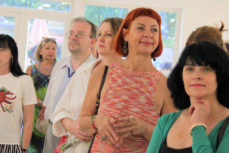 В Летнем театре одесситы увидели выставку коллажа (фоторепортаж)