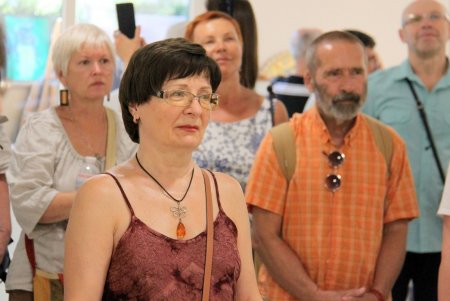 В Летнем театре одесситы увидели выставку коллажа (фоторепортаж)