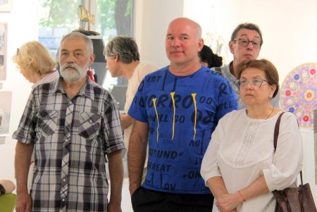 В Летнем театре одесситы увидели выставку коллажа (фоторепортаж)