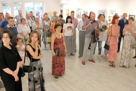 В Летнем театре одесситы увидели выставку коллажа (фоторепортаж)
