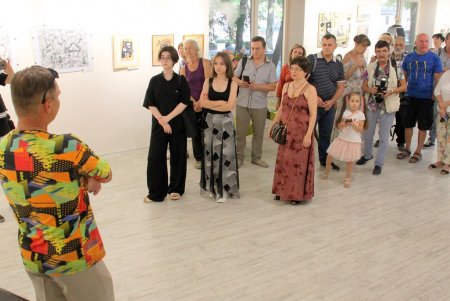 В Летнем театре одесситы увидели выставку коллажа (фоторепортаж)