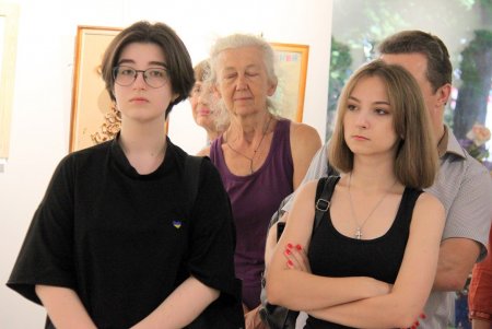 В Летнем театре одесситы увидели выставку коллажа (фоторепортаж)