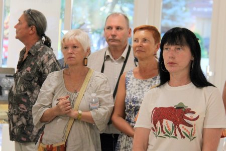 В Летнем театре одесситы увидели выставку коллажа (фоторепортаж)