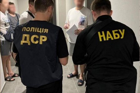 Директора порта «Южный» и двух его замов подозревают в незаконном получении надбавок к зарплате в 1,5 миллиона гривен (фото)