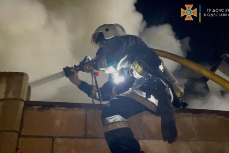 В Красноселке во дворе дома загорелись дрова, от них огонь перекинулся на двухэтажный дом (фото)