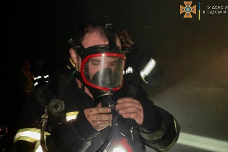 В Красноселке во дворе дома загорелись дрова, от них огонь перекинулся на двухэтажный дом (фото)