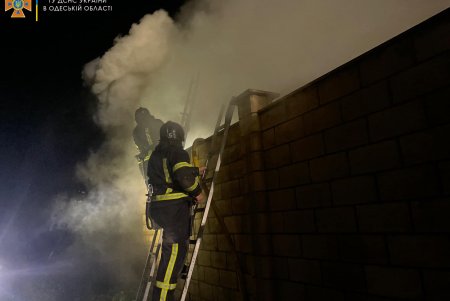 В Красноселке во дворе дома загорелись дрова, от них огонь перекинулся на двухэтажный дом (фото)