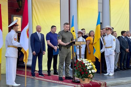 На Думской площади торжественно подняли Флаг города (видео)