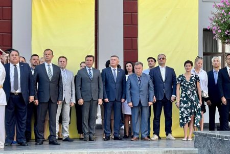 На Думской площади торжественно подняли Флаг города (видео)