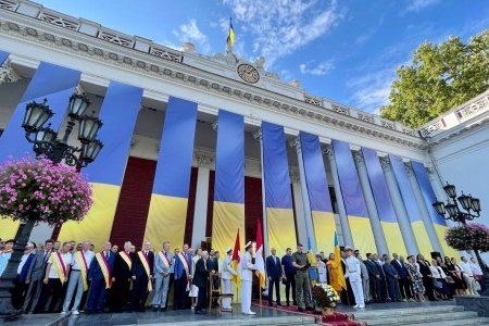 На Думской площади торжественно подняли Флаг города (видео)